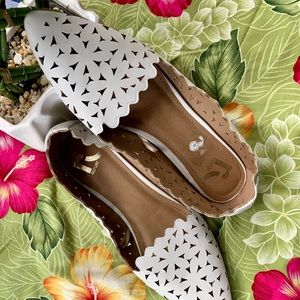Women Cream / White Ponity Front Flats